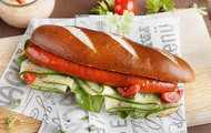 Laugen-Hot Dog mit Feuerwurst und Gurke