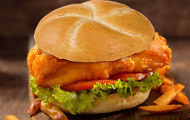 Sandwich-Kaiserbrötchen „Giant“ mit Backfisch im Bierteig