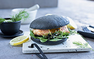 Black Burger mit Lachssteak und Honig-Senf-Sauce