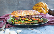 Steak Sandwich mit Steinpilzen und Kürbismayonnaise