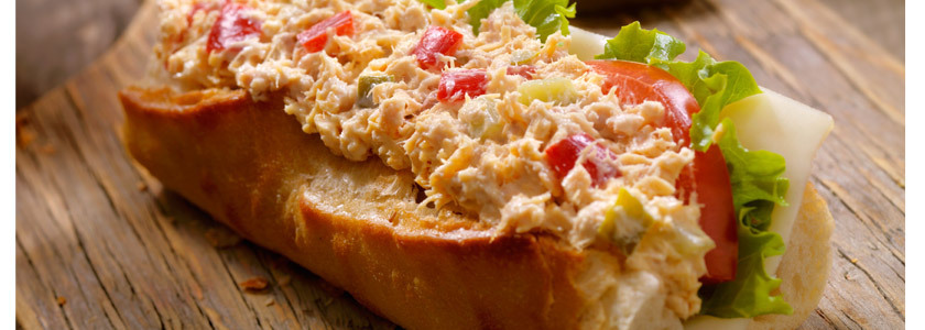 Knusperbaguette-Sandwich mit Thunfischaufstrich und Ziegenkäse