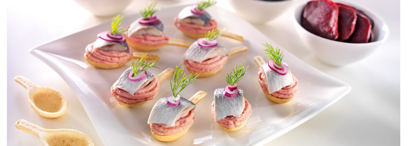 Snack-Löffel mit geräucherter Dorschrogencreme und Bismarckhering