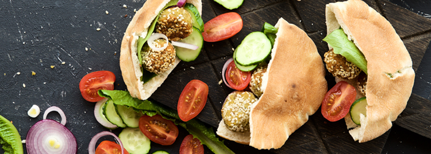 Pitabrote mit Falafel und Gemüse