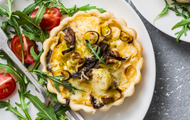 Quiche-Tartelette mit Aubergine, Zucchini und Frühlingszwiebeln