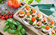 Laugen-Caprese-Häppchen mit Tomaten, Mozzarella und Basilikum