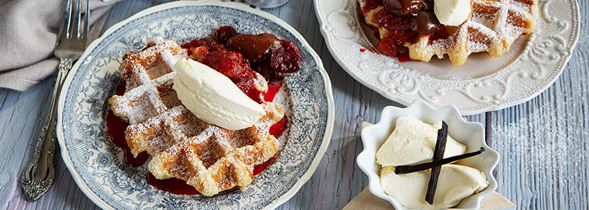 Waffeln mit Glühwein-Pflaumen und Mascarpone