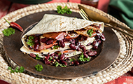 Buritto mit Bohnen, Salsa und Speck