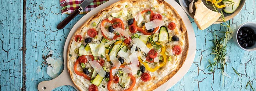 Der sommerliche Flammkuchen mit Paprika, Oliven, Zucchini, Tomaten und Parmesan