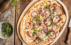 Der Klassische Flammkuchen mit Zwiebel und Speck