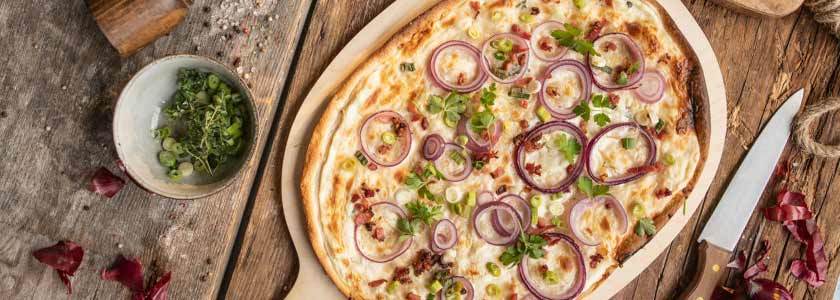 Der Klassische Flammkuchen mit Zwiebel und Speck