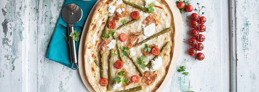 Der frühlingshafte Flammkuchen mit Spargel, Tomaten, Seranoschinken und Mozzarella
