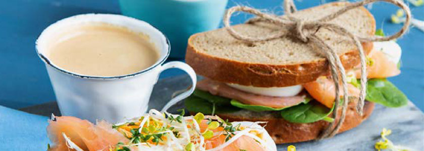 Frühstücksstulle Hausbrot mit Räucherlachs, Babyspinat und Ei