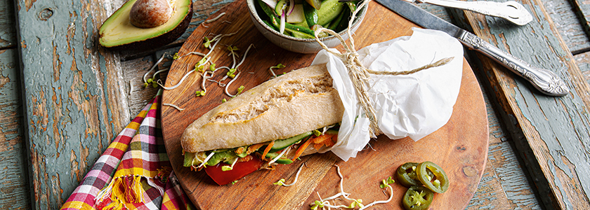 Jalapeño Pesto Sandwich mit Avocados, Karotten und Sprossen