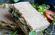 Grilled Bluecheese-Sandwich mit Blattspinat und Gorgonzola