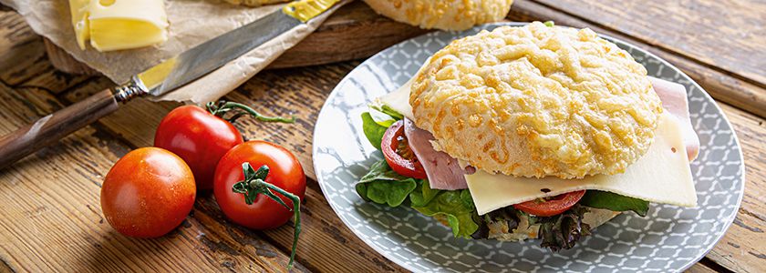 Cheesiest Sandwich mit Schinken, Käse, Tomaten und Salat