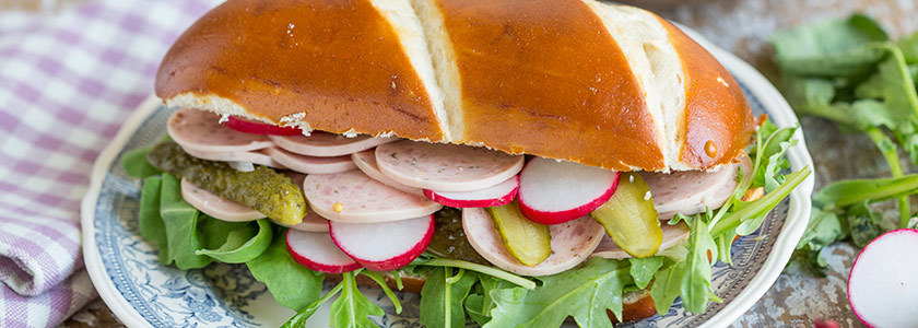 Laugensandwich mit Wurstsalat