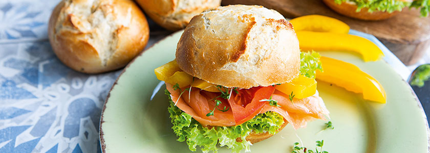 Lachs-Brötchen mit Butter und Meerrettich