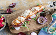 Laugen-Sandwich mit Rucola, Schinken und Radieschen