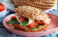 Less Salt-Sandwich mit Edamerkäse, Erdbeeren und Babyspinat