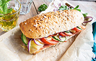 Schwäbisches Sandwich mit Schinken, Käse, Tomaten und Gurken