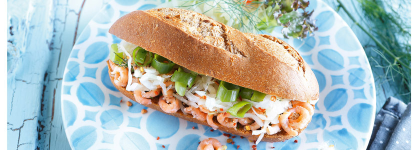 Bauern-Baguettebrötchen mit Weißkrautsalat und Krabben