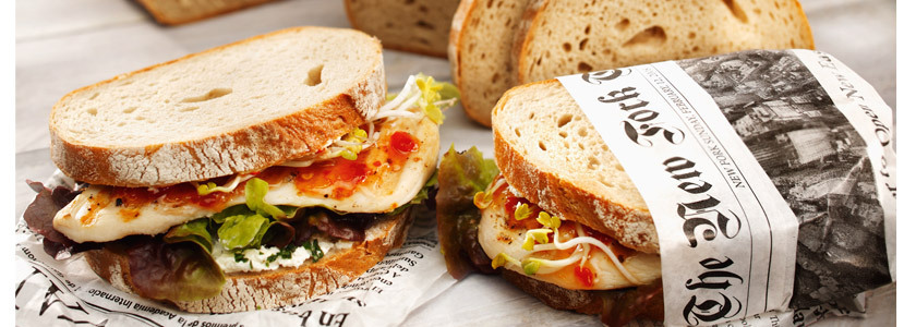 Hausbrot mit scharfem Hähnchensteak und frischen Sprossen