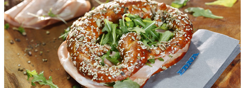Bio Vitalbrezel mit Hüttenkäse, Rucola und Mortadella