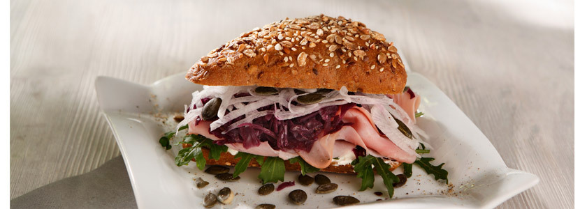 Kutscherbrötchen mit Schinken, Rotkrautsalat, Rettich und Kürbiskernen