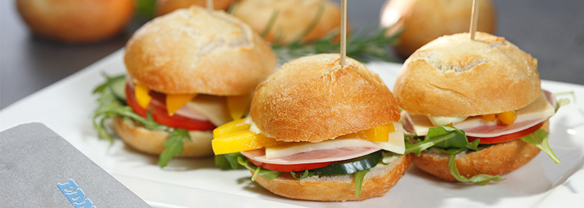 Mini-Rosenbrötchen mit Bierschinken, Käse, Mango, Salat und Kressefrischkäse