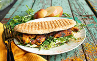 Panini indisch mit Tandoori Chicken und Apfel