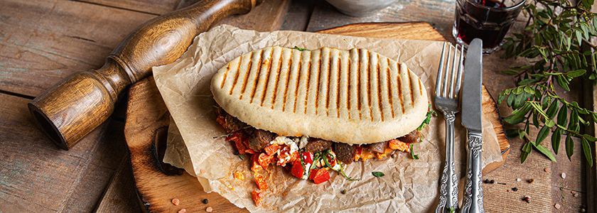 Panini mit Lammbratwurst und Fetakäse