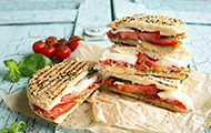 Panini Caprese mit Tomate, Mozzarella und Basilikum