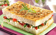 Focaccia mit Rucola, Schafskäse und Tomaten