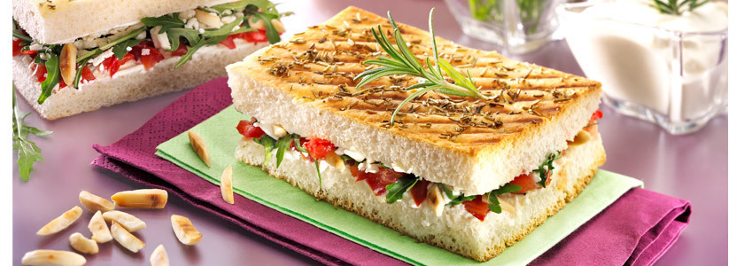 Focaccia mit Rucola, Schafskäse und Tomaten