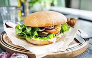 Klassik-Burger mit Rindfleisch, Salat und Essiggurken