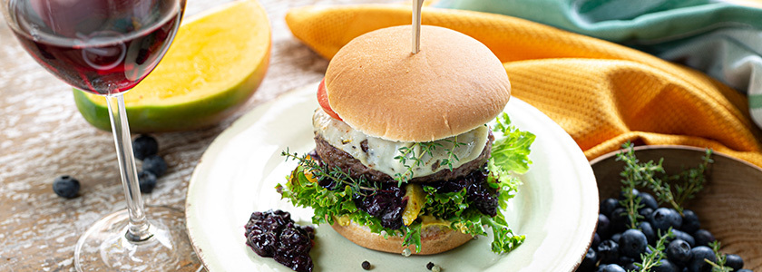 Sommer-Burger mit Heidelbeer-Thymian-Chutney