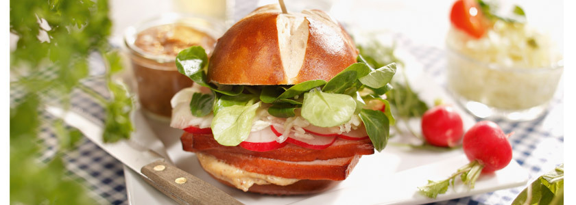 Bayerischer Burger mit Kraut und Leberkäse
