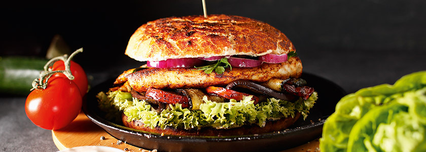 OMG Burger mit Grillgemüse und Hähnchensteak