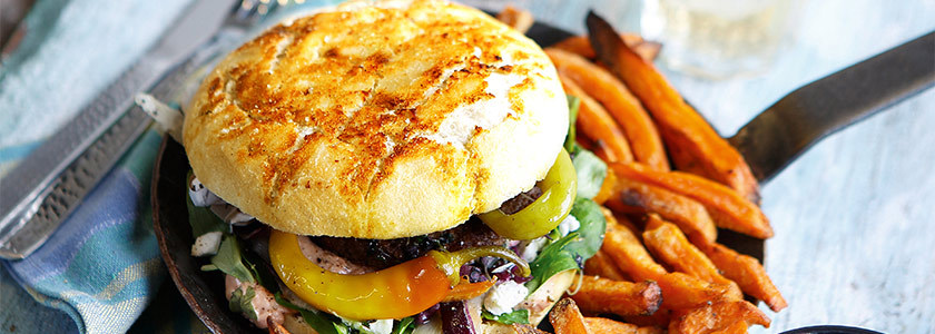 OMG Burger mediterran mit Mozzarella und Peperoni
