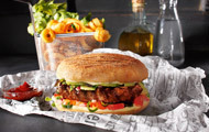 Gourmet-Burger mit Tomatensalsa, Petersiliensalat und Rinderfilet