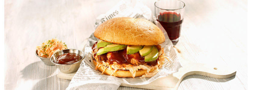 Brioche Burger mit Hähnchen, Coleslaw und Avocado