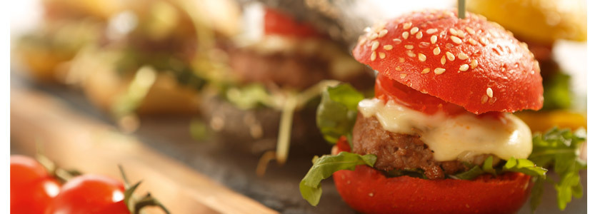 Bunte Flying Burger mit Beefpatty und frischen Sprossen