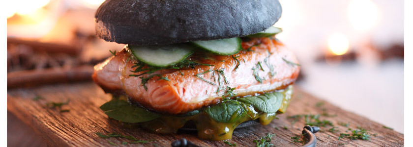 Black Burger mit Lachssteak und Honig-Senf-Sauce