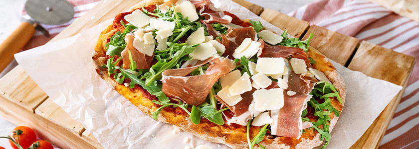 Pinsa mit Parmaschinken & Rucola