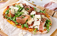Pinsa mit Parmaschinken & Rucola