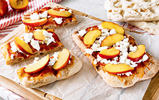 Pinsa mit Ziegenkäse & Nektarinen