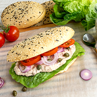 Panini mit Sesam und Nigellasaat, geschnitten