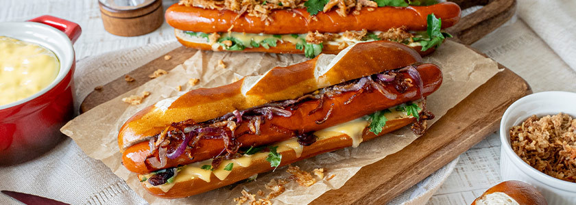 Laugen-Hot Dog mit Röstzwiebeln