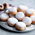 SG-Mini-Krapfen mit Himbeer-Johannisbeerfüllung