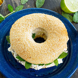 FF-Bayerischer Giga-Bagel mit Sesam, geschnitten